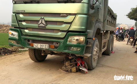 Vụ tai nạn ba mẹ con tử vong: Đường chật hẹp nhưng xe tải nhiều - Ảnh 4. Vụ tai nạn ba mẹ con tử vong: Đường chật hẹp nhưng xe tải nhiều - Ảnh 4.