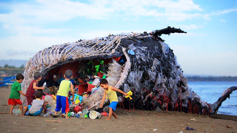Sẽ có luật bảo vệ biển khơi - Ảnh 1. Tổ chức Greenpeace từng làm mô hình cá voi chết bên bờ biển Cavite của Philippines để cảnh báo về nạn ô nhiễm trên đại dương do con người gây ra - Ảnh: GREENPEACE