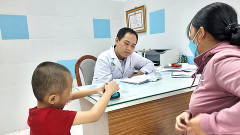 Trẻ mắc rối loạn tăng động tăng - Ảnh 1. Trẻ được thăm khám và điều trị tại khoa tâm lý Bệnh viện Nhi đồng 2 - Ảnh: THU HIẾN