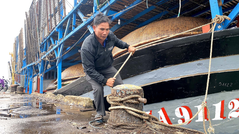 Can trường trên sóng gió đại dương - Kỳ 1: Vẫn đi biển sau chuyến tàu định mệnh - Ảnh 3. Ông Dự đến bến cảng, chuẩn bị cho chuyến ra khơi xa - Ảnh: B.D.
