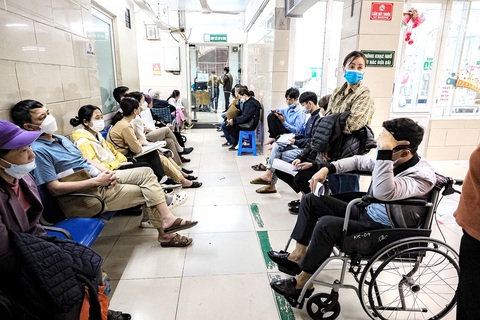 Bắt đầu "cởi trói" cho bệnh viện - Ảnh 1. Bệnh nhân chờ chụp cộng hưởng từ tại khu khám bệnh của Bệnh viện Bạch Mai (Hà Nội) - Ảnh: NAM TRẦN