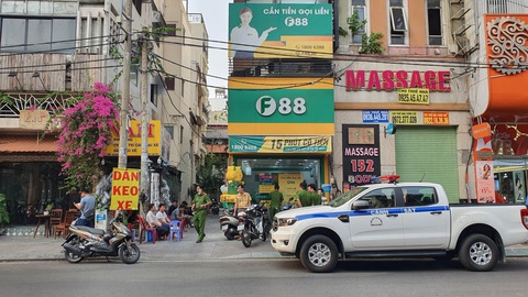 Công an TP.HCM đang khám xét trụ sở Công ty F88 ở Gò Vấp - Ảnh 5. Công an TP.HCM đang khám xét trụ sở Công ty F88 ở Gò Vấp - Ảnh 5.