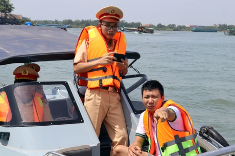 Khởi tố lái đò vụ lật đò trên sông Đồng Nai, một thai phụ chết đuối - Ảnh 2. Khởi tố lái đò vụ lật đò trên sông Đồng Nai, một thai phụ chết đuối - Ảnh 2.