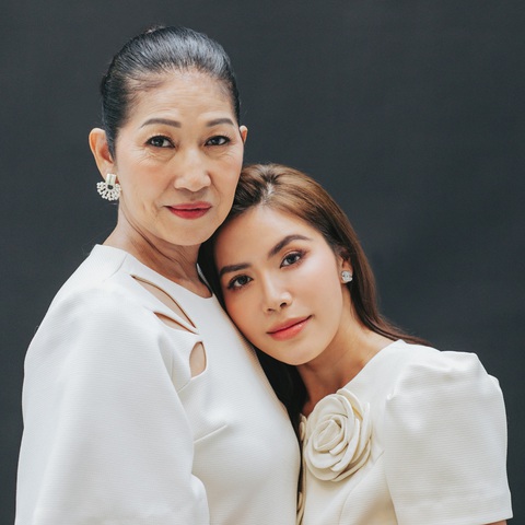 Minh Tú và mẹ tinh nghịch trong bộ ảnh mừng 8-3 - Ảnh 13. Minh Tú và mẹ tinh nghịch trong bộ ảnh mừng 8-3 - Ảnh 13.