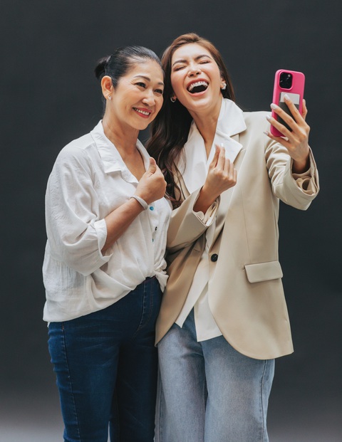Minh Tú và mẹ tinh nghịch trong bộ ảnh mừng 8-3 - Ảnh 14. Minh Tú và mẹ tinh nghịch trong bộ ảnh mừng 8-3 - Ảnh 14.