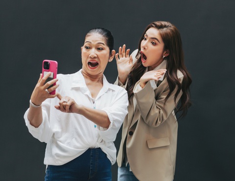 Minh Tú và mẹ tinh nghịch trong bộ ảnh mừng 8-3 - Ảnh 1. Minh Tú và mẹ tinh nghịch trong bộ ảnh mừng 8-3 - Ảnh 1.
