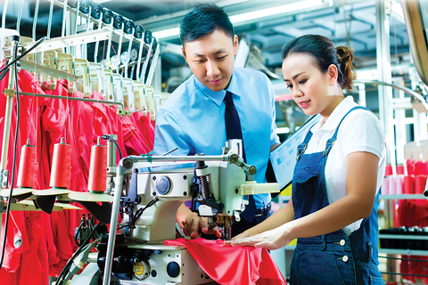 Ngân hàng chạy đua chăm sóc khách VIP - Ảnh 1. Đại diện Sacombank tìm hiểu hoạt động kinh doanh của khách hàng doanh nghiệp - Ảnh: Thúy Hằng