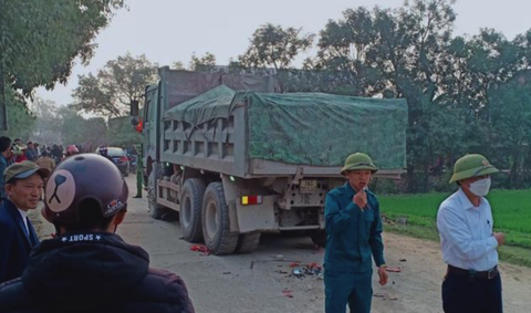Va chạm xe tải, ba mẹ con tử vong trên đường tới trường - Ảnh 1. Va chạm xe tải, ba mẹ con tử vong trên đường tới trường - Ảnh 1.
