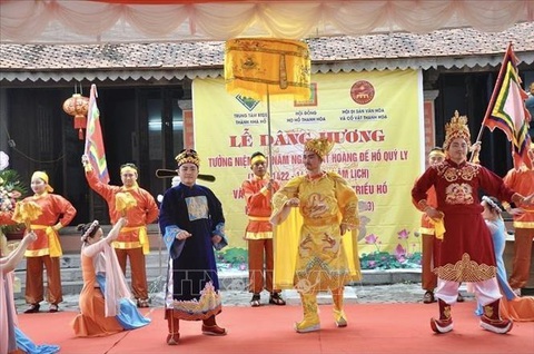 Tưởng niệm 601 năm ngày mất Hoàng đế Hồ Quý Ly - Ảnh 1. Tại buổi lễ đã diễn ra chương trình nghệ thuật do các diễn viên Nhà hát Nghệ thuật truyền thống Thanh Hóa biểu diễn nhằm tái hiện thân thế, sự nghiệp và những đóng góp của Hồ Quý Ly đối với quê hương, đất nước.