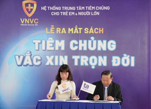 Đại diện Hệ thống Trung tâm tiêm chủng VNVC và Hệ thống BVĐK Tâm Anh ký kết hợp tác chiến lược, trao tặng 10.000 liều vắc xin cúm miễn phí đồng thời ưu đãi giá đặc biệt vắc xin cúm để tiêm cho bệnh nhân và người thân khi đến khám chữa bệnh - Ảnh: Nguyên An Đại diện Hệ thống Trung tâm tiêm chủng VNVC và Hệ thống BVĐK Tâm Anh ký kết hợp tác chiến lược, trao tặng 10.000 liều vắc xin cúm miễn phí đồng thời ưu đãi giá đặc biệt vắc xin cúm để tiêm cho bệnh nhân và người thân khi đến khám chữa bệnh - Ảnh: Nguyên An
