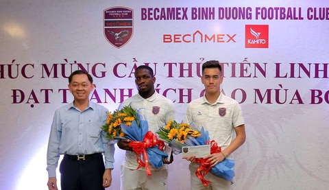 Ban tổ chức Quả bóng vàng Việt Nam trao giải cho Rimario - Ảnh 3. Ban tổ chức Quả bóng vàng Việt Nam trao giải cho Rimario - Ảnh 3.