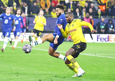 Quá khó cho Chelsea! - Ảnh 1. Chelsea (trái) đối mặt nhiệm vụ ngược dòng trước Dortmund - Ảnh: Reuters