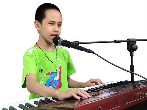 Cậu bé khiếm thị và ngón đàn đam mê - Ảnh 1. Nghị rất mê và giỏi đàn hát dù chưa bao giờ được nhìn thấy cây đàn và ca sĩ - Ảnh: T.HƯỚNG