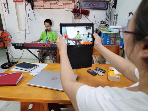 Cậu bé khiếm thị và ngón đàn đam mê - Ảnh 4. Chị Lan quay clip cho con và ước mong con được phát triển năng khiếu âm nhạc