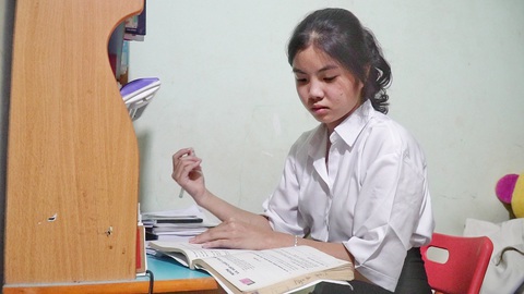 Vượt nghịch cảnh, phụ nữ vươn mình làm kinh tế - Ảnh 3. Nguyễn Thị Tường Vi - con gái út bà Hoa - chăm chỉ, ham học và nuôi ước mơ, hoài bão về một tương lai tươi sáng - Ảnh: TRẦN HƯỚNG