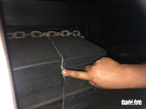 Tái diễn cảnh tài xế ăn, ngủ trên xe để chờ đăng kiểm - Ảnh 4. Tái diễn cảnh tài xế ăn, ngủ trên xe để chờ đăng kiểm - Ảnh 4.