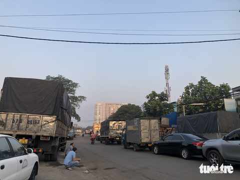 Tái diễn cảnh tài xế ăn, ngủ trên xe để chờ đăng kiểm - Ảnh 9. Tái diễn cảnh tài xế ăn, ngủ trên xe để chờ đăng kiểm - Ảnh 9.