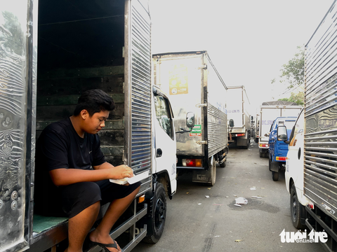 Tái diễn cảnh tài xế ăn, ngủ trên xe để chờ đăng kiểm - Ảnh 7. Tái diễn cảnh tài xế ăn, ngủ trên xe để chờ đăng kiểm - Ảnh 7.
