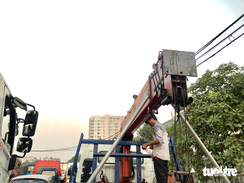 Tái diễn cảnh tài xế ăn, ngủ trên xe để chờ đăng kiểm - Ảnh 8. Tái diễn cảnh tài xế ăn, ngủ trên xe để chờ đăng kiểm - Ảnh 8.