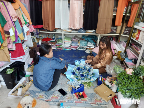 Các cửa hàng hoa ký cam kết không lấy tiền kết hoa ngày 8-3 - Ảnh 1. Các cửa hàng hoa ký cam kết không lấy tiền kết hoa ngày 8-3 - Ảnh 1.