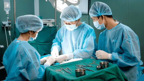 Đi thẩm mỹ cắt mắt, coi chừng mù - Ảnh 1. Các bác sĩ tại một bệnh viện thẩm mỹ uy tín ở TP.HCM đang cắt mí mắt cho bệnh nhân - Ảnh: N.SƯƠNG