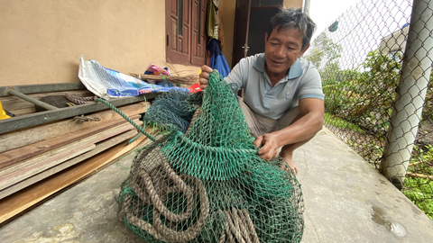 Can trường trên sóng gió đại dương - Kỳ 2: Ba lần đối diện tử thần vẫn không rời tàu - Ảnh 1. Gặp nhiều hiểm nguy, vất vả nhưng ông Sanh luôn sống vui vẻ, thân thiện - Ảnh: B.D.