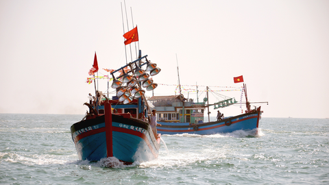 Can trường trên sóng gió đại dương - Kỳ 2: Ba lần đối diện tử thần vẫn không rời tàu - Ảnh 3. Đời ngư dân chỉ thuộc về những người khỏe mạnh, can trường - Ảnh: TRẦN MAI