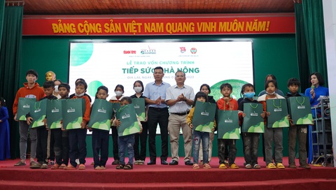 Đại diện nhà tài trợ và tỉnh Gia Lai trao các phần quà, thưởng cho các em học sinh, sinh viên là con em của 80 hộ dân nhận vốn - Ảnh: TRẦN HƯỚNG