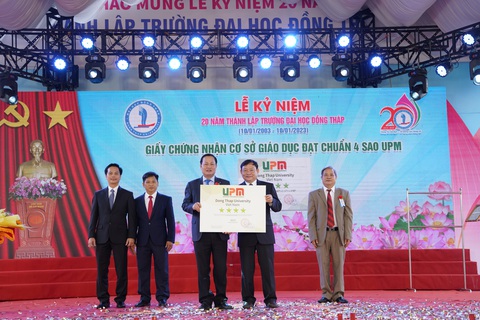 Trường đại học Đồng Tháp: Chú trọng chất lượng đào tạo đáp ứng nhu cầu xã hội - Ảnh 2. Viện Đổi mới sáng tạo UPM trao quyết định công nhận Trường Đại học Đồng Tháp đạt 4 sao theo định hướng ứng dụng - Ảnh: Trường cung cấp