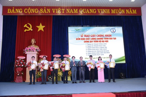 Trường đại học Đồng Tháp: Chú trọng chất lượng đào tạo đáp ứng nhu cầu xã hội - Ảnh 3. Trao giấy chứng nhận kiểm định chất lượng chương trình đào tạo chính quy trình độ đại học - Ảnh: Trường cung cấp