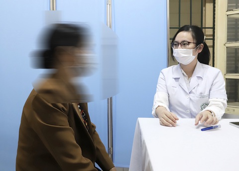 Ung thư nào có tỉ lệ di truyền cao? - Ảnh 1. Bác sĩ Võ Thị Huyền Trang, Trung tâm Y học hạt nhân và ung bướu, Bệnh viện Bạch Mai, đang khám bệnh, tư vấn cho bệnh nhân - Ảnh: BVCC
