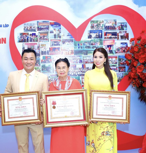 Châu Bùi hưởng đặc quyền ở Tuần lễ thời trang Paris; Lương Thùy Linh hợp tác với UNICEF - Ảnh 4. Châu Bùi hưởng đặc quyền ở Tuần lễ thời trang Paris; Lương Thùy Linh hợp tác với UNICEF - Ảnh 4.