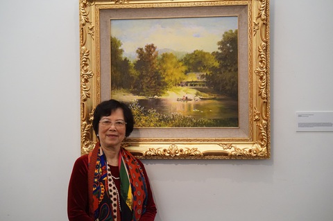 Họa sĩ Nguyễn Anh Thương: Hà Nội đẹp quá, Hàng Ngang, Hàng Đào chỗ nào cũng có thể thành tranh - Ảnh 4. Họa sĩ Vũ Hồng Ngọc bên bức tranh vẽ ký ức làng quê khi bà theo mẹ đi sơ tán - Ảnh: T.ĐIỂU