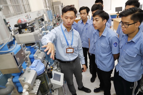 Nâng tầm kỹ năng lao động Việt - Ảnh 1. Một tiết thực hành bảo trì hệ thống thiết bị cơ khí của học viên Trường trung cấp nghề Kỹ thuật công nghệ Hùng Vương (TP.HCM) - Ảnh: NHƯ HÙNG