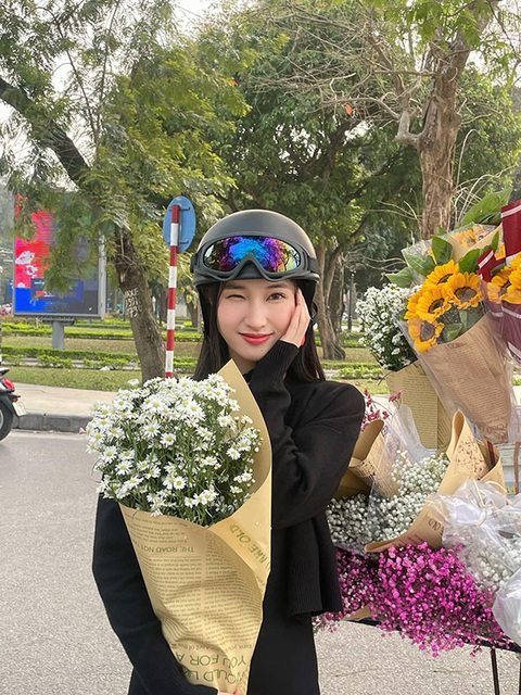 Ảnh vui sao Việt 7-3: Á hậu Phương Nhi lí lắc bên hoa - Ảnh 1. Ảnh vui sao Việt 7-3: Á hậu Phương Nhi lí lắc bên hoa - Ảnh 1.