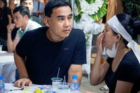 MC Quyền Linh lắng nghe chia sẻ về nghệ sĩ Vũ Linh từ gia đình - Ảnh: Phạm Thành Trung MC Quyền Linh lắng nghe chia sẻ về nghệ sĩ Vũ Linh từ gia đình - Ảnh: Phạm Thành Trung