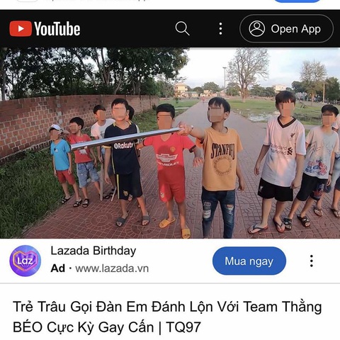 Nhắm mắt quảng cáo vì… giá rẻ? - Ảnh 1. Clip dàn dựng trênYouTube trẻ đánh nhau với quảng cáo của Lazada - Ảnh chụp màn hình