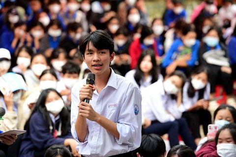 Tuyển sinh đại học 2023: Hoạt động xã hội, văn thể mỹ sẽ có ưu thế - Ảnh 1. Thí sinh đặt câu hỏi cho ban tư vấn trong Chương trình tư vấn tuyển sinh - hướng nghiệp 2023 do báoTuổi Trẻ tổ chức tại Đắk Lắk - Ảnh: DUYÊN PHAN