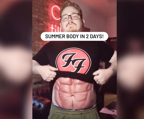 Xăm cơ bụng 6 múi thay vì lao đầu vào phòng gym khổ luyện - Ảnh 2. Xăm cơ bụng 6 múi thay vì lao đầu vào phòng gym khổ luyện - Ảnh 2.