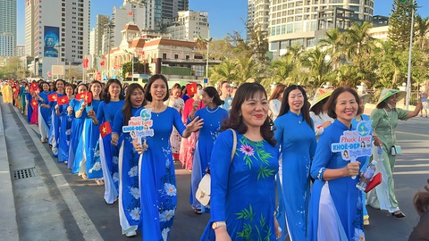 Hơn 2.000 phụ nữ mặc áo dài diễu hành ven biển Nha Trang - Ảnh 6. Hơn 2.000 phụ nữ mặc áo dài diễu hành ven biển Nha Trang - Ảnh 6.