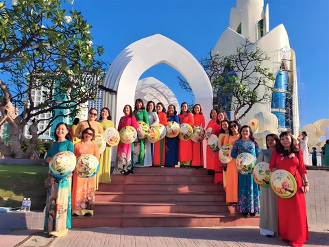 Hơn 2.000 phụ nữ mặc áo dài diễu hành ven biển Nha Trang - Ảnh 7. Hơn 2.000 phụ nữ mặc áo dài diễu hành ven biển Nha Trang - Ảnh 7.