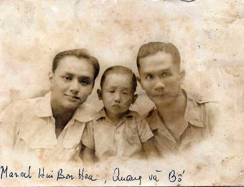 Tay đấm huyền thoại Tiểu Lý Quảng - Ảnh 4. Võ sĩ Tiểu Lý Quảng (phải), con trai ông là Lý Văn Quang (giữa) và bạn ông Marcel Hui bon Hoa, là con trai đại gia Sài Gòn xưa Hui Bon Hoa. Chữ viết trên hình của vợ ông - Ảnh gia đình