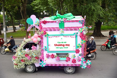 Roadshow siêu ấn tượng: Người dân Hà Nội săn lùng 'hộp quà di động' dịp 8-3 - Ảnh 1. Chiếc xe màu hồng mang theo hộp quà siêu to khổng lồ, phủ đầy hoa tươi… thu hút sự quan tâm của đông đảo bạn nhỏ và người dân thủ đô dịp 8-3 - Ảnh: ECOPARK