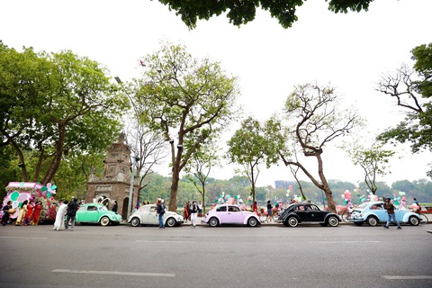 Roadshow siêu ấn tượng: Người dân Hà Nội săn lùng 'hộp quà di động' dịp 8-3 - Ảnh 3. Người dân thủ đô thích thú khi thấy những ôtô nhỏ được "biến hình" thành những chú thỏ, chú lợn xinh xắn