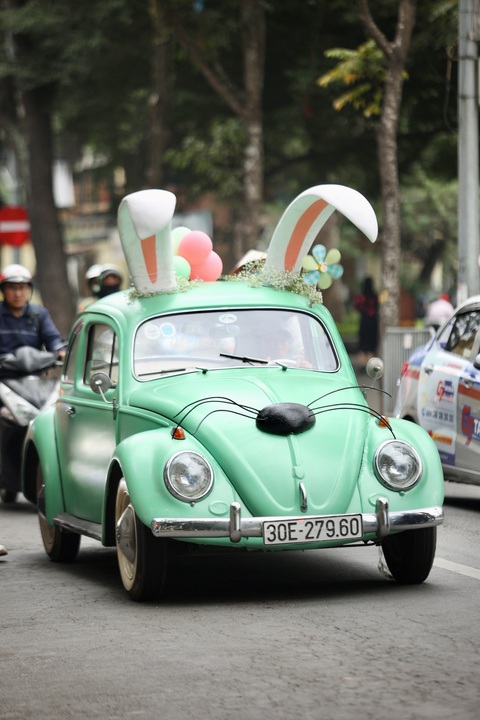 Roadshow siêu ấn tượng: Người dân Hà Nội săn lùng 'hộp quà di động' dịp 8-3 - Ảnh 4. Chiếc ôtô nhỏ được "biến hình" thành những chú thỏ xinh xắn