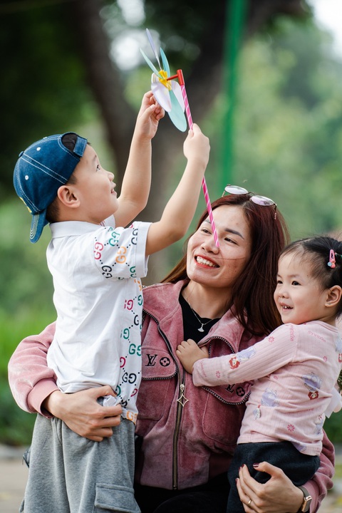 Roadshow siêu ấn tượng: Người dân Hà Nội săn lùng 'hộp quà di động' dịp 8-3 - Ảnh 5. Em nhỏ chọn chong chóng đáng yêu để tặng bà, tặng mẹ