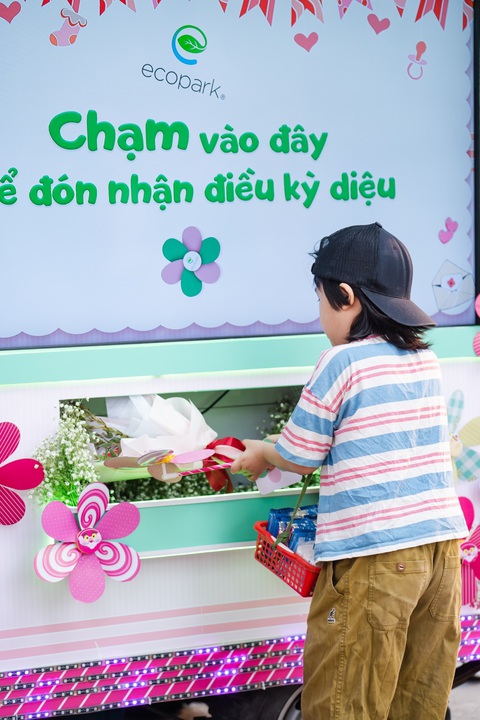 Roadshow siêu ấn tượng: Người dân Hà Nội săn lùng 'hộp quà di động' dịp 8-3 - Ảnh 6. Không chỉ được nhận phần quà cho riêng mình, các em còn được chọn phần quà ý nghĩa mang tặng mẹ