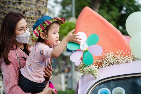 Roadshow siêu ấn tượng: Người dân Hà Nội săn lùng 'hộp quà di động' dịp 8-3 - Ảnh 7. Đây là một trong những hoạt động trong chiến dịch "Cùng trẻ học trao yêu thương" do Tập đoàn Ecopark tổ chức nhân dịp lễ 8-3