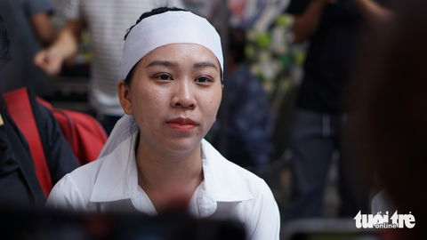 Tang lễ Vũ Linh: YouTuber, TikToker đưa tin xuyên đêm - Ảnh 5. Tang lễ Vũ Linh: YouTuber, TikToker đưa tin xuyên đêm - Ảnh 5.