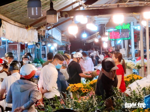 Xuất hiện nhiều mẫu hoa lạ ngày 8-3 - Ảnh 1. Xuất hiện nhiều mẫu hoa lạ ngày 8-3 - Ảnh 1.